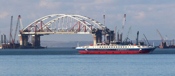 Автодорожная арка Крымского моста поднята на опоры Автодорожная арка Крымского моста поднята на опоры - Sputnik Абхазия