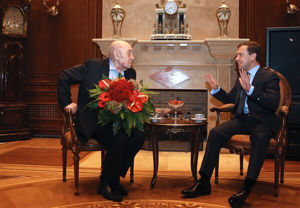 Президент России Д.Медведев поздравил актера Леонида Броневого с 80-летием - Sputnik Абхазия