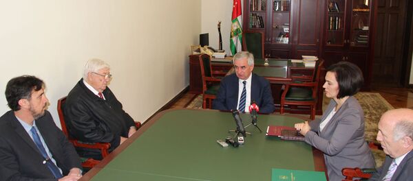 Встреча президента с семьей Александра Шервашидзе-Чачба - Sputnik Абхазия