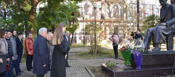 Возложение цветов к мемориалу Александра Чачба -Шервашидзе - Sputnik Абхазия
