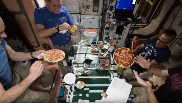 Космонавты МКС приготовили пиццу в космосе - Sputnik Абхазия