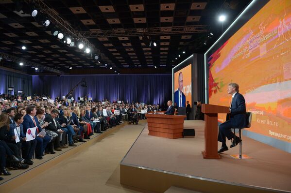 Президент РФ Владимир Путин во время большой ежегодной пресс-конференции - Sputnik Абхазия