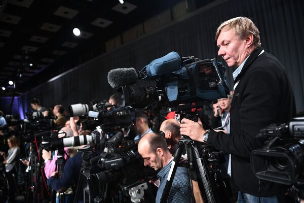 Видеооператоры перед началом ежегодной большой пресс-конференции президента РФ Владимира Путина - Sputnik Абхазия