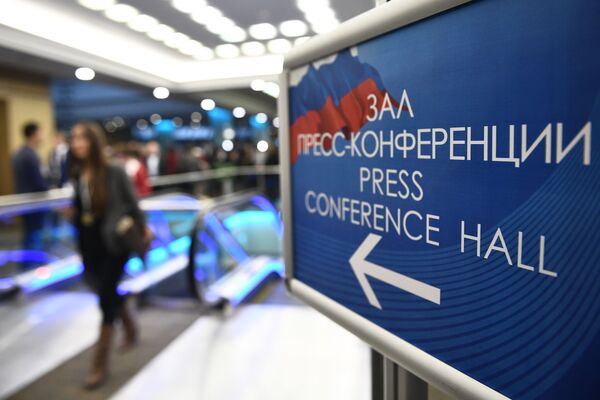 Указатель в Центре международной торговли на Красной Пресне перед началом ежегодной большой пресс-конференции президента РФ Владимира Путина - Sputnik Абхазия