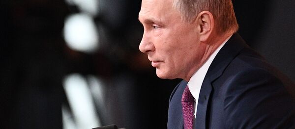 Президент РФ Владимир Путин во время большой ежегодной пресс-конференции Президент РФ Владимир Путин во время большой ежегодной пресс-конференции - Sputnik Абхазия