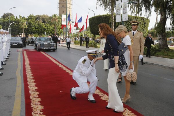 Принцесса Лалла Сальма,  супруга короля Марокко Мухаммеда VI и первая леди Франции Брижит Макрон прибывают в Национальный музей современного искусства в Рабате, Марокко - Sputnik Абхазия
