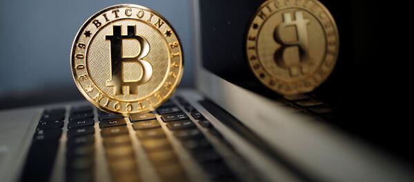 Криптовалюта Bitcoin на клавиатуре ноутбука Криптовалюта Bitcoin на клавиатуре ноутбука - Sputnik Абхазия