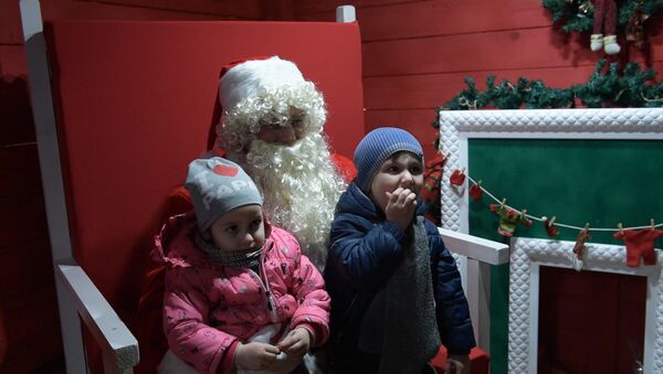 Пончики и фото с Сантой: в Сухуме открылся Рождественский домик - Sputnik Абхазия