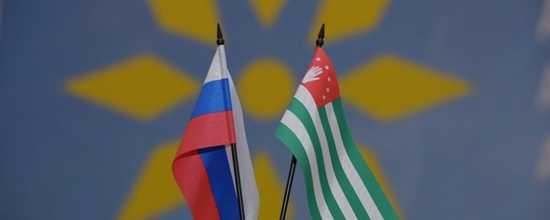 Флаги Абхазии и России - Sputnik Абхазия, 1920, 09.07.2022