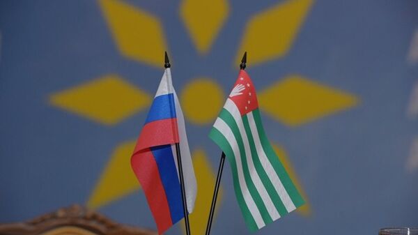 Флаги Абхазии и России - Sputnik Аҧсны