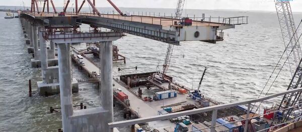 Строители полностью собрали пролеты автодорожной части Крымского моста - Sputnik Абхазия