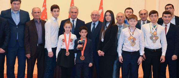 Рауль Хаджимба на итоговой встрече президента со спортсменами, победителями международных турниров Рауль Хаджимба на итоговой встрече президента со спортсменами, победителями международных турниров - Sputnik Абхазия