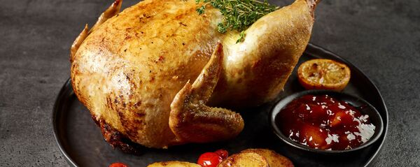 Целая жареная курица - Sputnik Абхазия