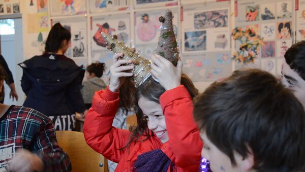 Дружно и сообща: дети Киараз готовятся к Арт-маркету - Sputnik Абхазия
