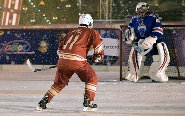 Президент РФ В. Путин принял участие в хоккейном матче НХЛ на Красной площади - Sputnik Абхазия