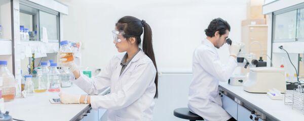 Ученые в лаборатории Ученые в лаборатории - Sputnik Абхазия