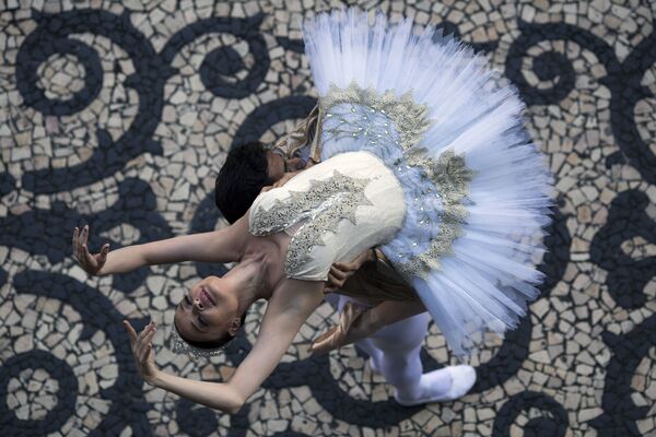 Прима-балерина Дебора Риберо выступает перед муниципальным театром Рио-де-Жанейро во время протестов с требованием выплаты задолженностей по зарплате государственным служащим - Sputnik Абхазия