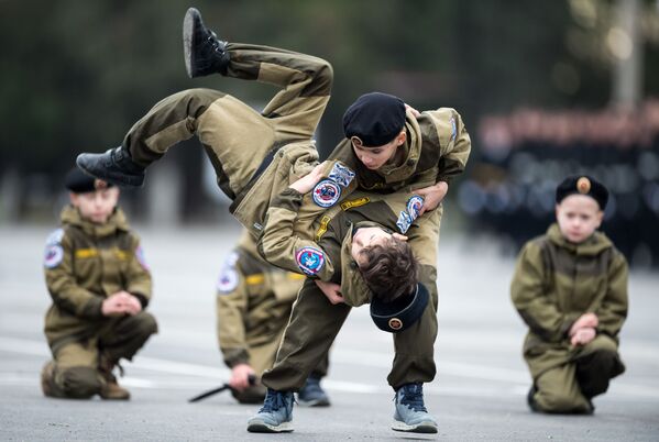 Участники показательных выступлений во время празднования 50-летия отдельной бригады морской пехоты Черноморского флота - Sputnik Абхазия