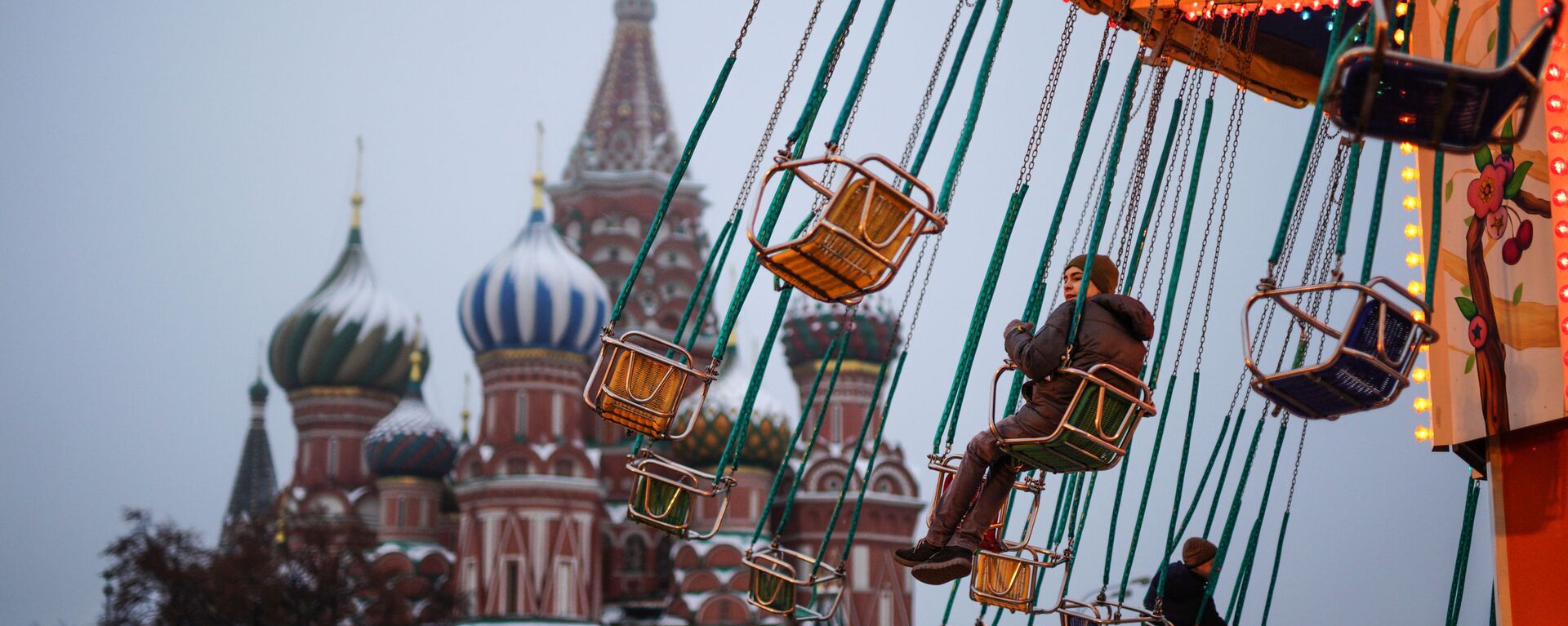 Дети катаются на карусели на Красной площади в Москве - Sputnik Аҧсны, 1920, 03.02.2022