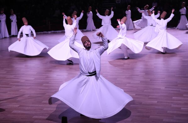 Вращение дервишей во время суфийского ритуала Сама в Турции - Sputnik Абхазия