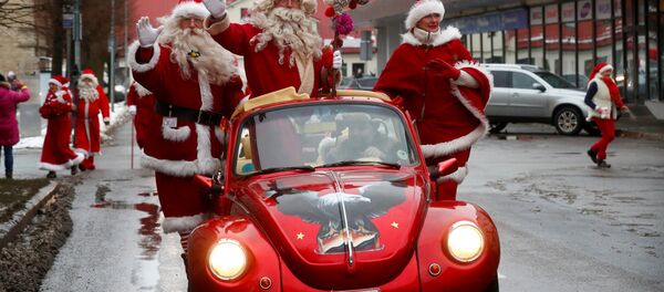 Парад Санта-Клаусов в Раквере Парад Санта-Клаусов в Раквере - Sputnik Абхазия