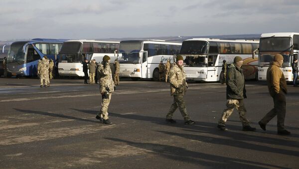 Военнослужащие вооруженных сил Украины возле автобусов, перевозящих военнопленных до места обмена пленных возле города Бахмут в Донецкой области, Украина 27 декабря 2017 года - Sputnik Абхазия