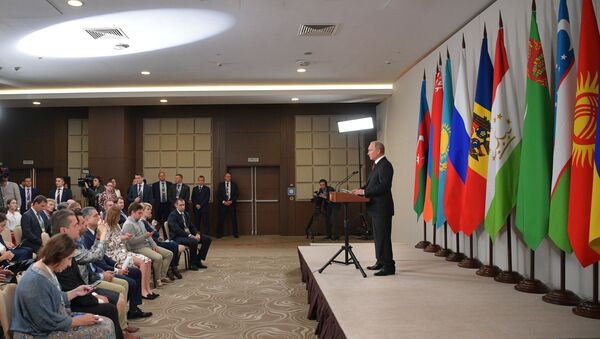 Президент РФ Владимир Путин на пресс-конференции по итогам заседания Совета глав государств СНГ - Sputnik Абхазия