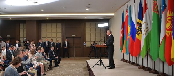 Президент РФ Владимир Путин на пресс-конференции по итогам заседания Совета глав государств СНГ - Sputnik Абхазия