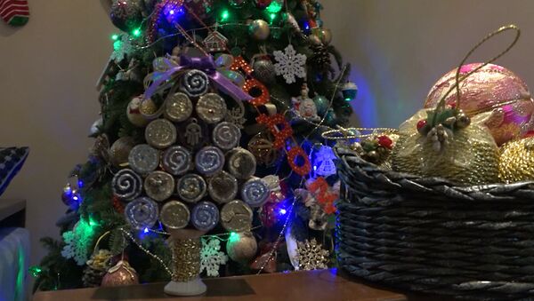 Проще простого: новогодняя елка из винных пробок - Sputnik Абхазия