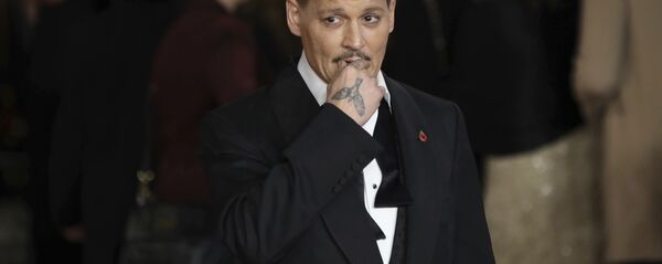 Актер Джонни Депп позирует фотографу на премьере фильма Убийство в Восточном экспрессе - Sputnik Абхазия