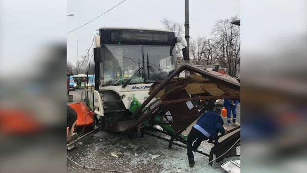 Автобус сбил остановку в Москве возле метро Сходненская - Sputnik Абхазия