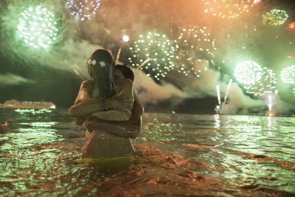 Влюбленная пара во время празднования Нового года в Бразилии - Sputnik Абхазия