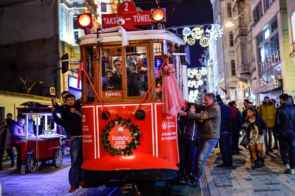 Жители в трамвае в Стамбуле во время подготовки к празднованию Нового года - Sputnik Абхазия