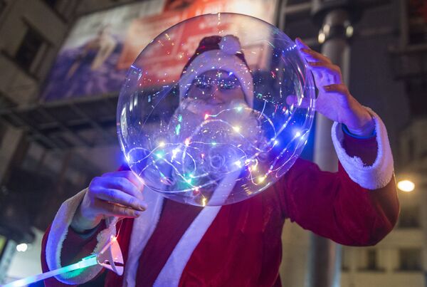 Мужчина в костюме Деда Мороза во время празднования Нового года в Санкт-Петербурге - Sputnik Абхазия