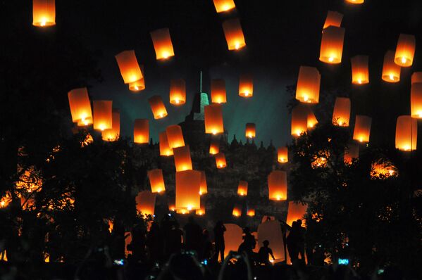 Запуск фонарей во время празднования Нового года в Индонезии - Sputnik Абхазия
