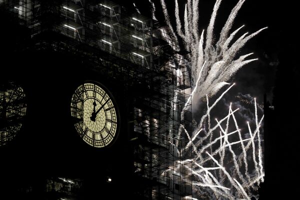 Биг-Бен на фоне салюта во время празднования Нового года в Лондоне - Sputnik Абхазия