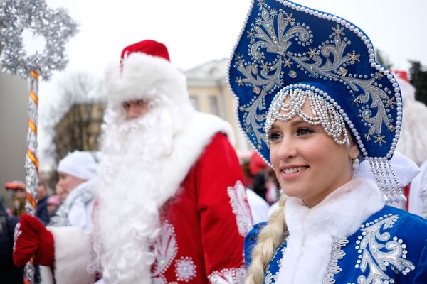 Снегурочка на праздничном шествии Дедов Морозов в Краснодаре - Sputnik Абхазия