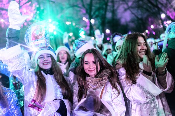Участницы парада Снегурочек на Тверском бульваре в Москве - Sputnik Абхазия