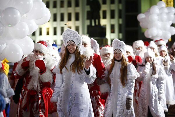 Люди в костюмах Снегурочек и Дед Морозов во время парада в Минске - Sputnik Абхазия