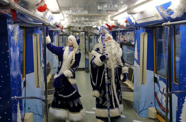 Дед Мороз и Снегурочка в вагоне тематического поезда, посвященного Новому 2018 году - Sputnik Абхазия