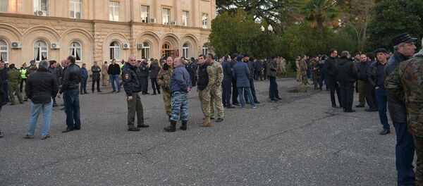 Общественность, возмущенная передачей грузинским властям осужденного за терроризм в Абхазии Георгия Лукава, у  здания Администрации президента республики Абхазия - Sputnik Абхазия