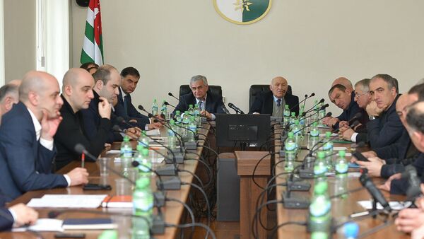 Рауль Хаджимба посетил заседание Парламента по ситуации с выдачей Лукава - Sputnik Абхазия
