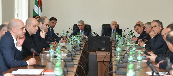 Рауль Хаджимба посетил заседание Парламента по ситуации с выдачей Лукава Рауль Хаджимба посетил заседание Парламента по ситуации с выдачей Лукава - Sputnik Абхазия