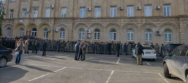 Силовики у здания парламента - Sputnik Абхазия