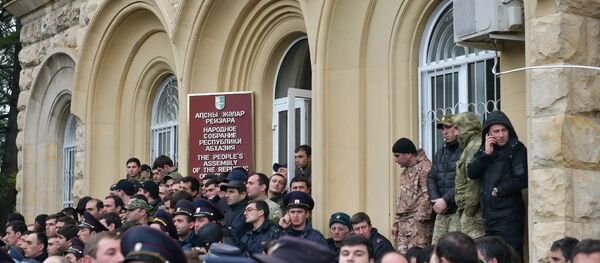 Митинг у здания парламента Митинг у здания парламента - Sputnik Абхазия