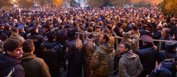 Митинг у здания парламента по вопросу выдачи Лукава Митинг у здания парламента по вопросу выдачи Лукава - Sputnik Абхазия