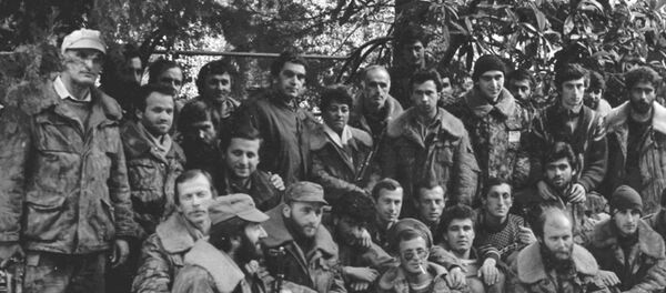 Владислав Ардзинба с бойцами Гумистинского фронта Владислав Ардзинба с бойцами Гумистинского фронта - Sputnik Абхазия