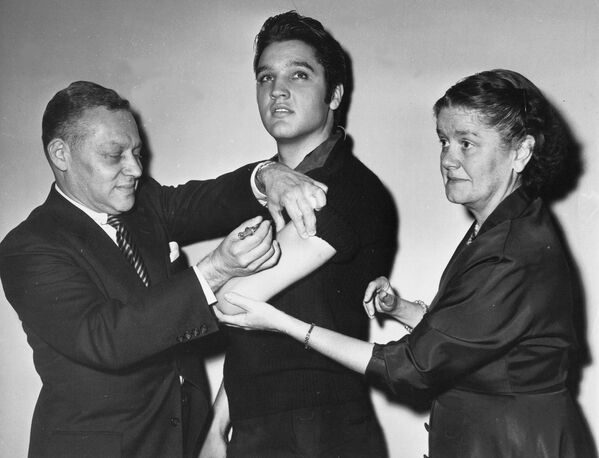 Певец Элвис Пресли во время вакцинации против по­ли­о­ми­е­ли­та в Нью-Йорке, 1956 год - Sputnik Абхазия