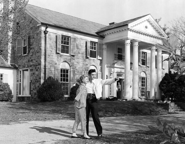Певец Элвис Пресли с актрисой Ивонн Лайм около своего дома Graceland в Мемфисе - Sputnik Абхазия