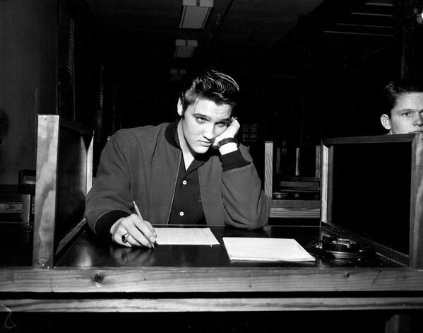 Певец Элвис Пресли во время подготовки к экзамену для поступления на службу в армию США в Мемфисе, штат Теннеси, 1957 год - Sputnik Абхазия
